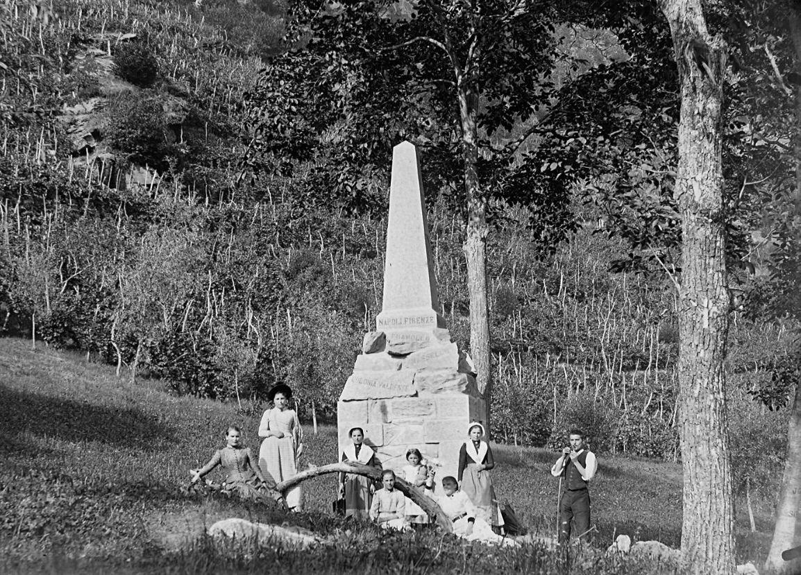 A Sibaud-emlékmű 1900 előtti felvételen